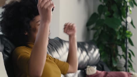 Teenage-girl-playing-video-game-in-the-living-room