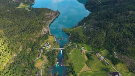 Schöne-Natur-Norwegen-Natürliche-Landschaft-Lovatnet-See.