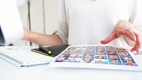 diseñador gráfico que utiliza una tableta gráfica