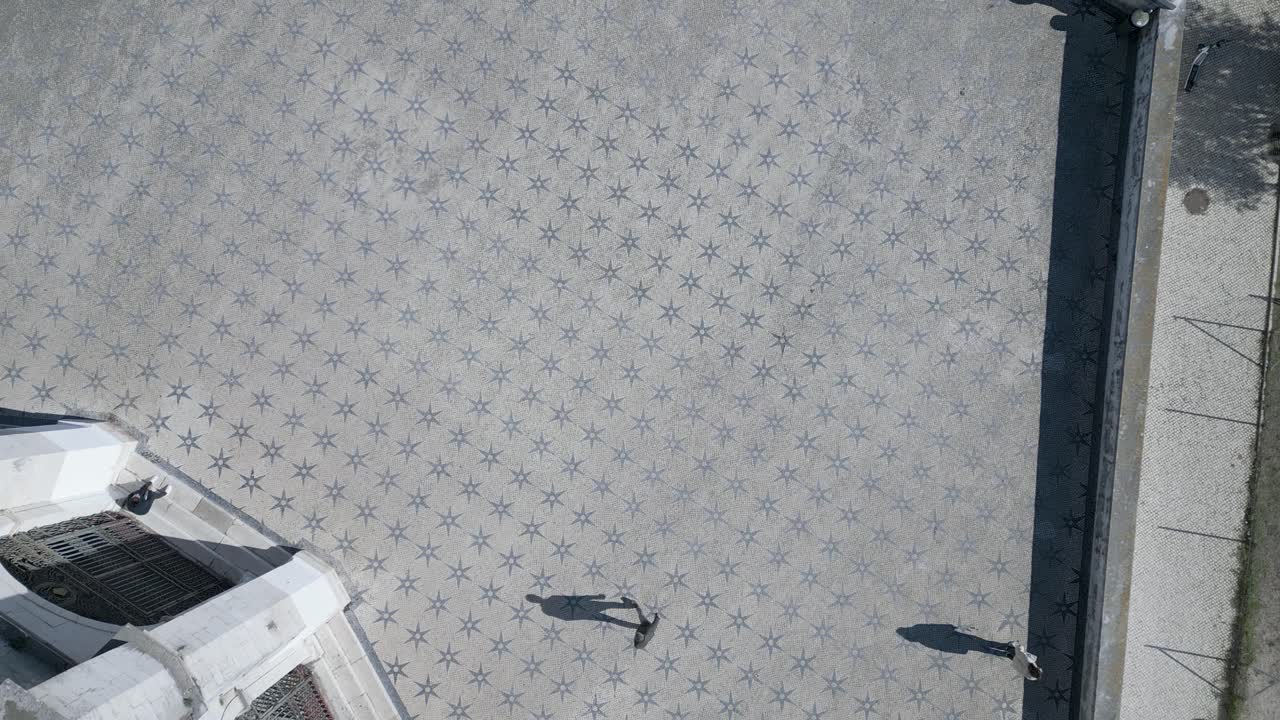 카메라는 화창한 날 예배당에 가는 머리스카프를 쓴 소녀를 따라갑니다.