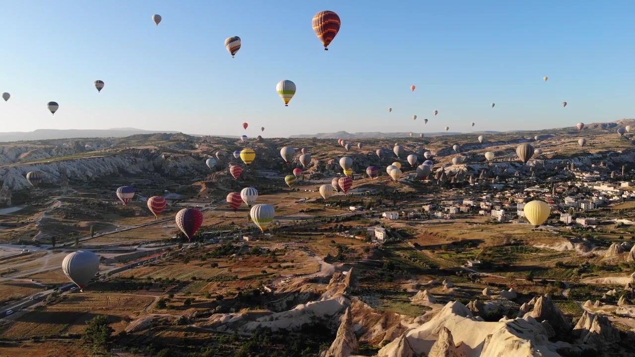 Nhiều khinh khí cầu bay trên phong cảnh Cappadocia lúc bình minh