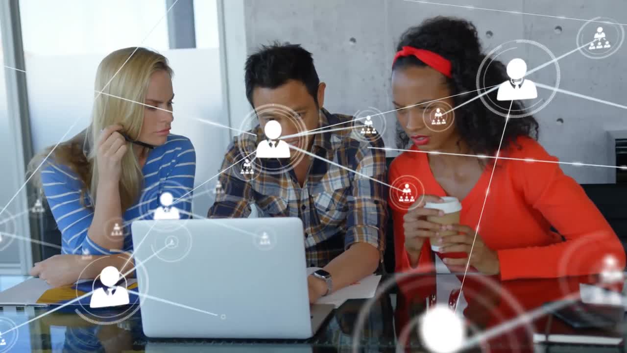 사무실에서 노트북을 사용하는 다양한 사업가들에 대한 아이콘으로 연결된 네트워크의 애니메이션