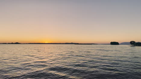 Aguas-Tranquilas-Del-Lago-Vaitarna-Con-Puesta-De-Sol-En-El-Fondo-Nashik-Maharashtra---4k