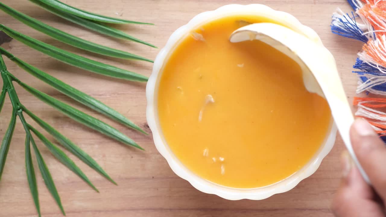 sopa de pollo en un cuenco