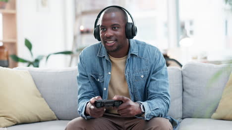 hombre, auriculares y videojuego con controlador