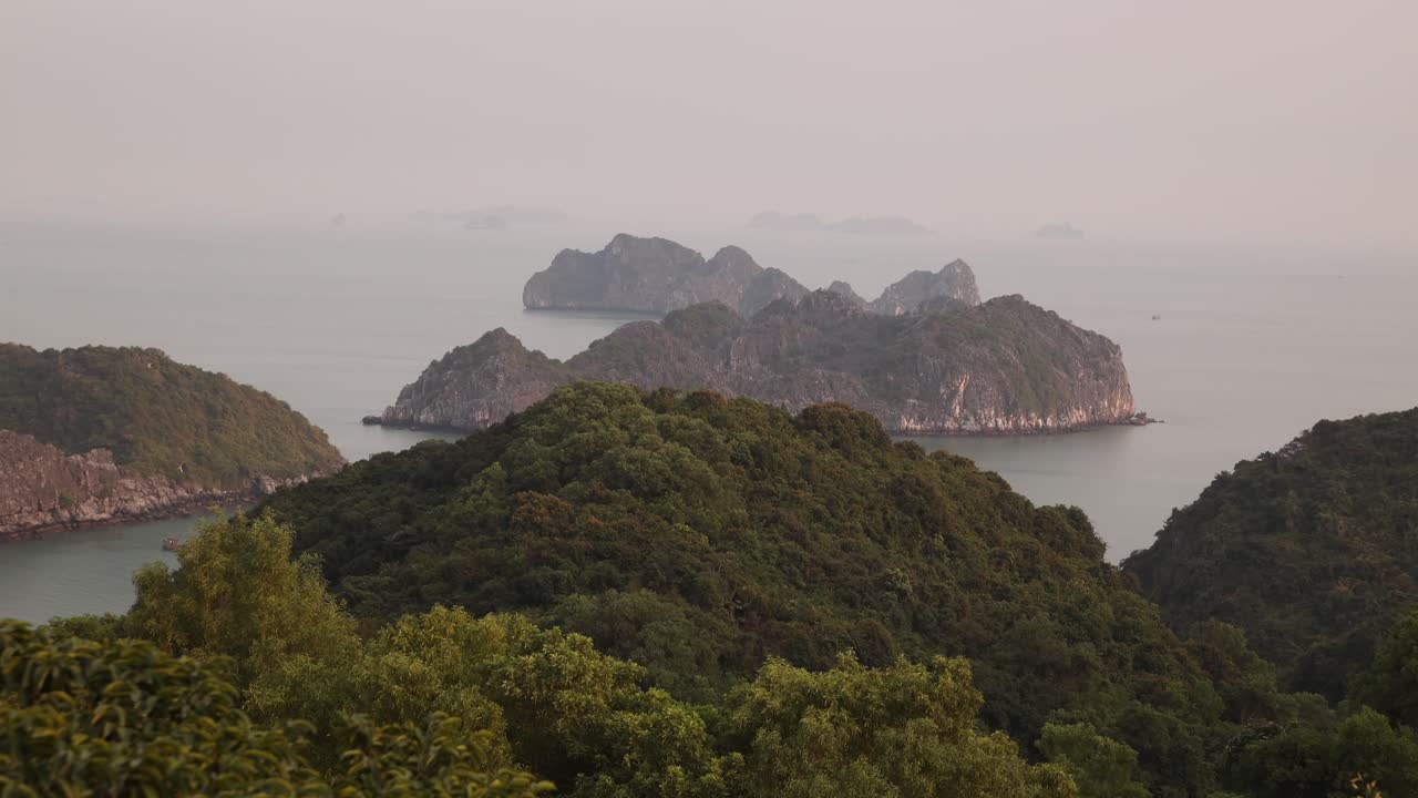 punto de vista con vistas a las islas dentadas en la bahía de cat ba y la bahías de halong en el norte de vietnam