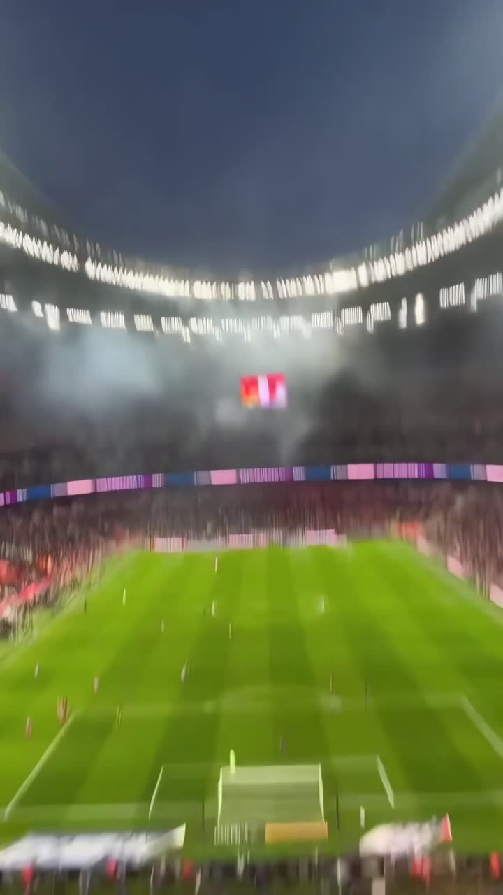 Video da un'angolazione elevata di un vivace stadio di calcio, che cattura l'atmosfera dinamica e la folla