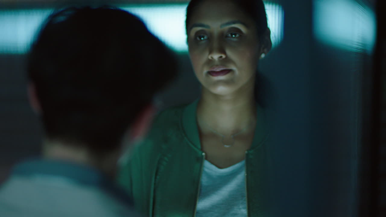 mujer de negocios caucásica trabajando hasta tarde colegas usando tecnología de computadoras tabletas intercambiando ideas para el proyecto discutiendo la fecha límite gerente mujer compartiendo la estrategia reunión en la oficina por la noche