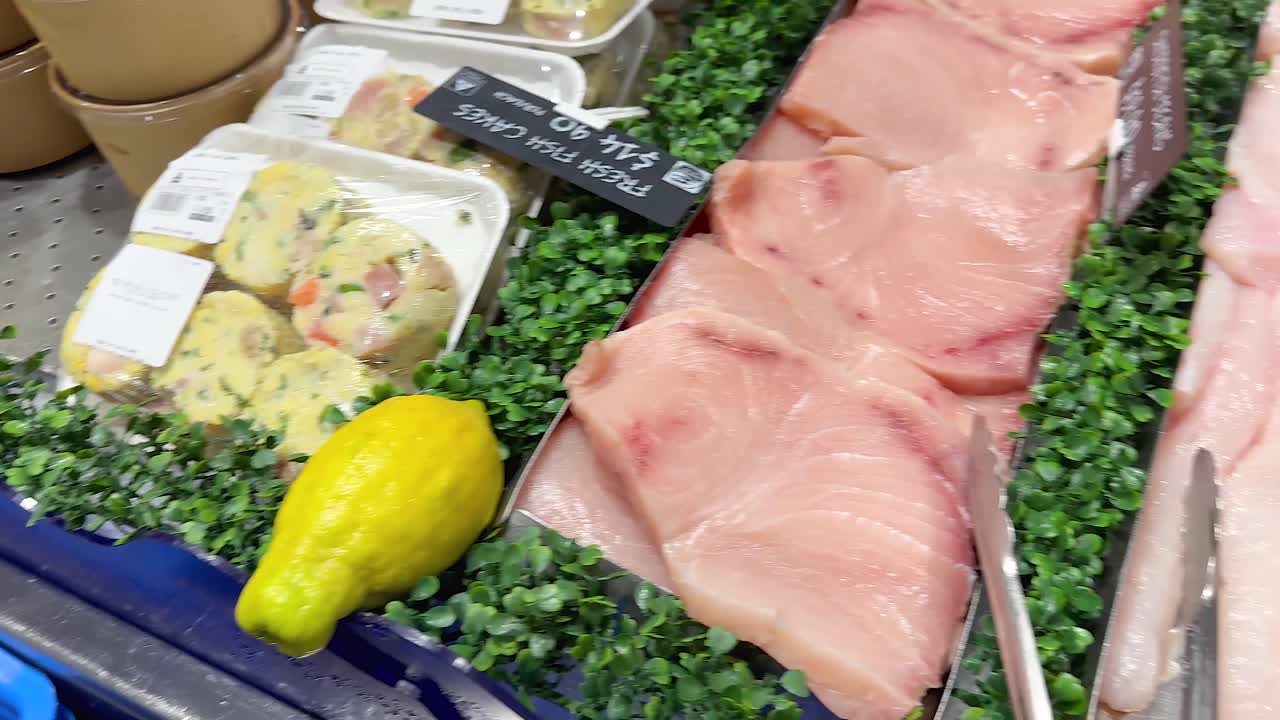 다양한 신선한 생선 필레가 전시되어 있습니다.