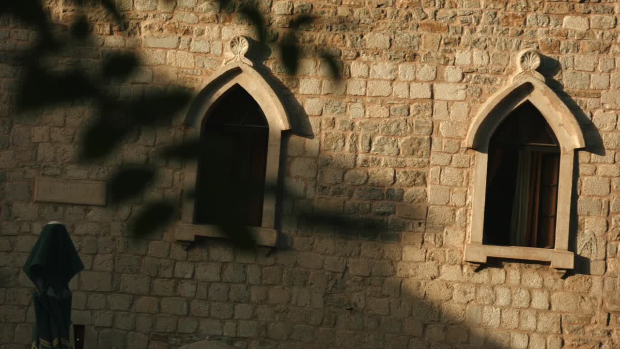 고 양식의 창문과 함께 중세 석벽