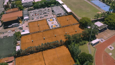 Antenne---Tennisplätze-Im-Club-Ciudad-De-Buenos-Aires,-Argentinien,-Von-Oben-Nach-Unten-Kippen