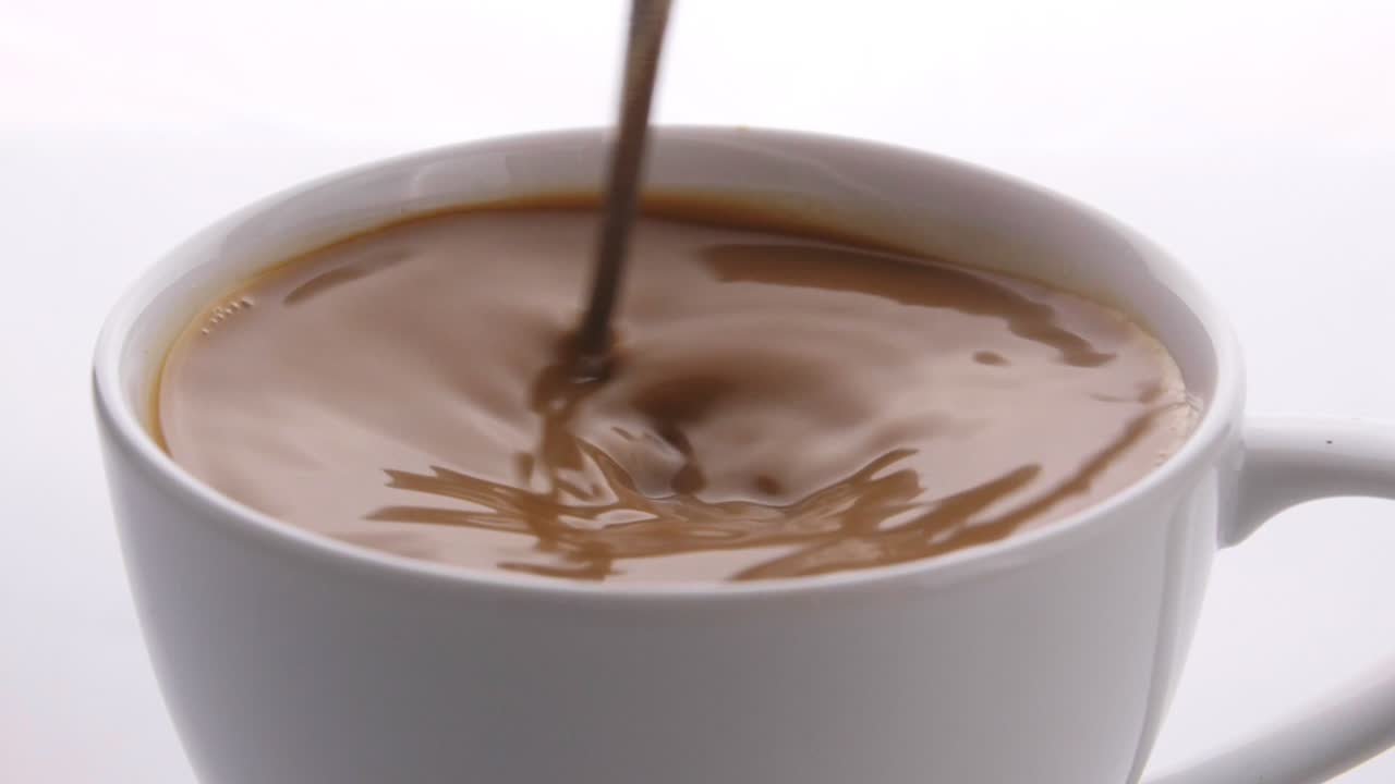 Mescolare il caffè con un cucchiaio