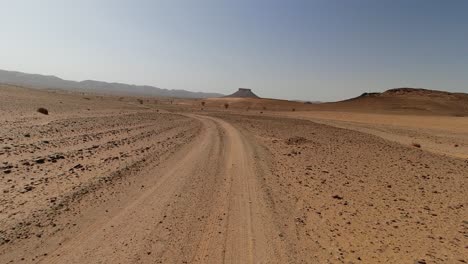 Conduciendo-Rápido-En-Un-Largo-Tramo-De-Desierto