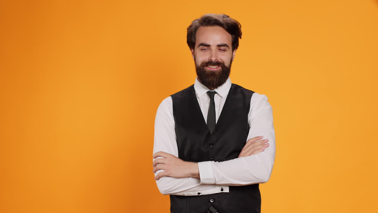 Maggiordomo elegante in studio su sfondo giallo
