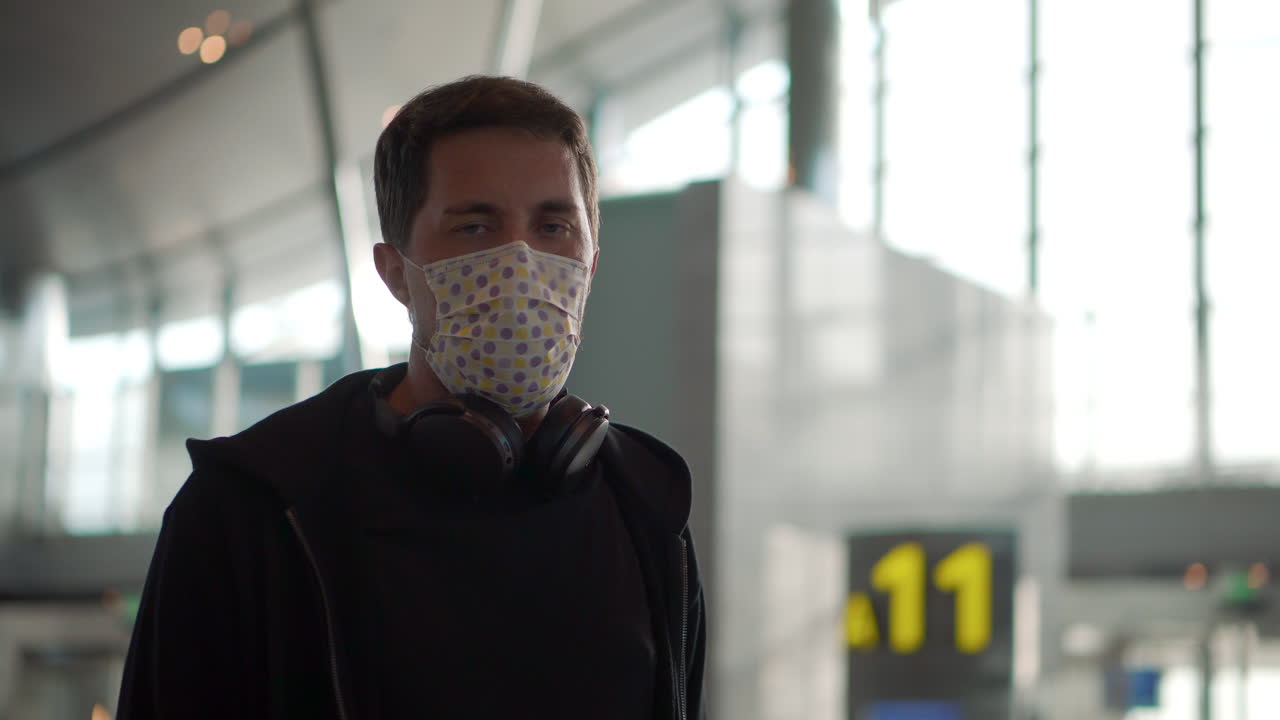 hombre con una máscara en la terminal del aeropuerto