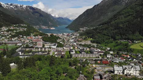 Pequeña-Ciudad-Noruega-De-Odda-En-Un-Hermoso-Valle-Durante-El-Verano