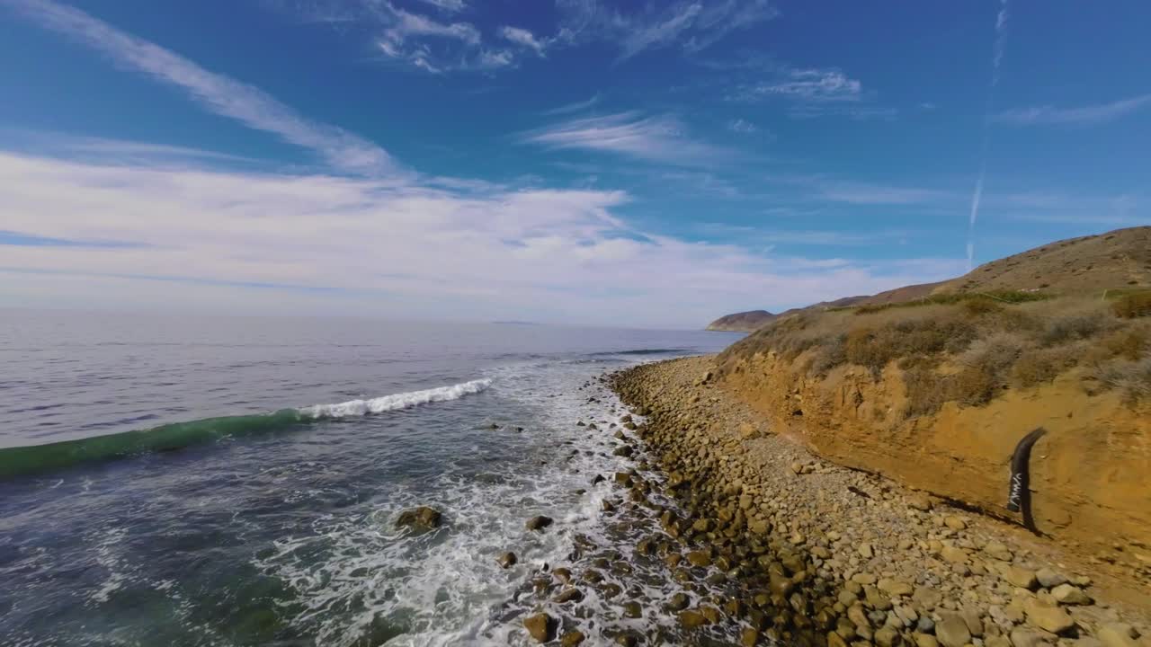 imágenes de drones sobre las olas en malibu beach california