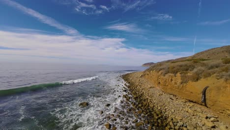 Drohnenaufnahmen-über-Der-Brandung-In-Malibu-Beach,-Kalifornien