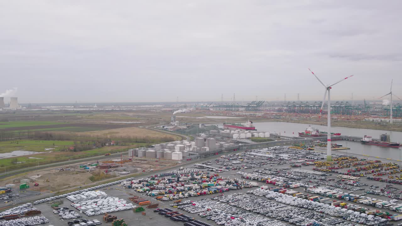 панорамный вид с воздуха на грузовой порт бельгии