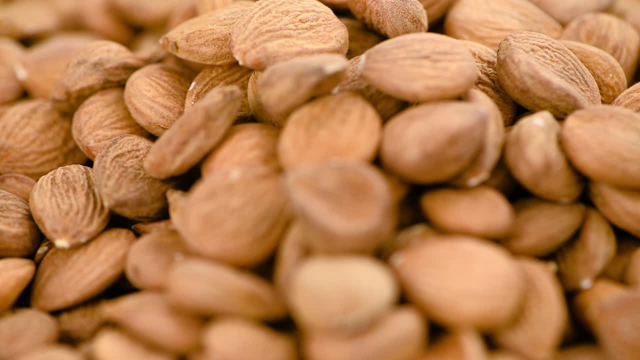 질이 벗겨진 사탕수수 어리가 회전하는 판에 (무 이 가능한)