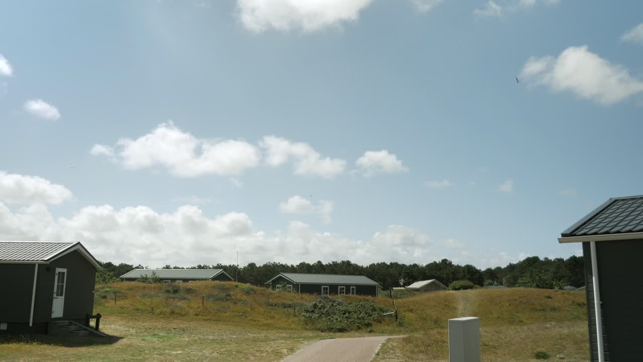 휴일 공원, 네덜란드에서 아름다운 여름날 모래 언덕 사이의 목조 건물