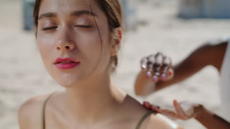 retrato de mujer joven belleza descansando en la playa. chicas lgbt tomando el sol en la orilla del océano
