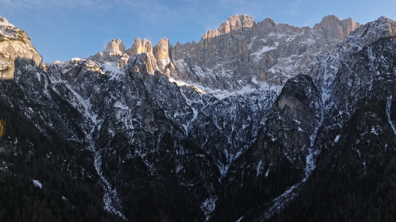 Vista aerea con drone del villaggio di Alleghe, in provincia di Belluno, Dolomiti, Italia
