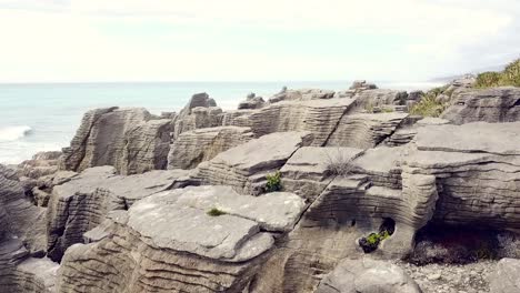 vista de drones de las rocas de panqueques en dolomite point, punakaiki, nueva zelanda