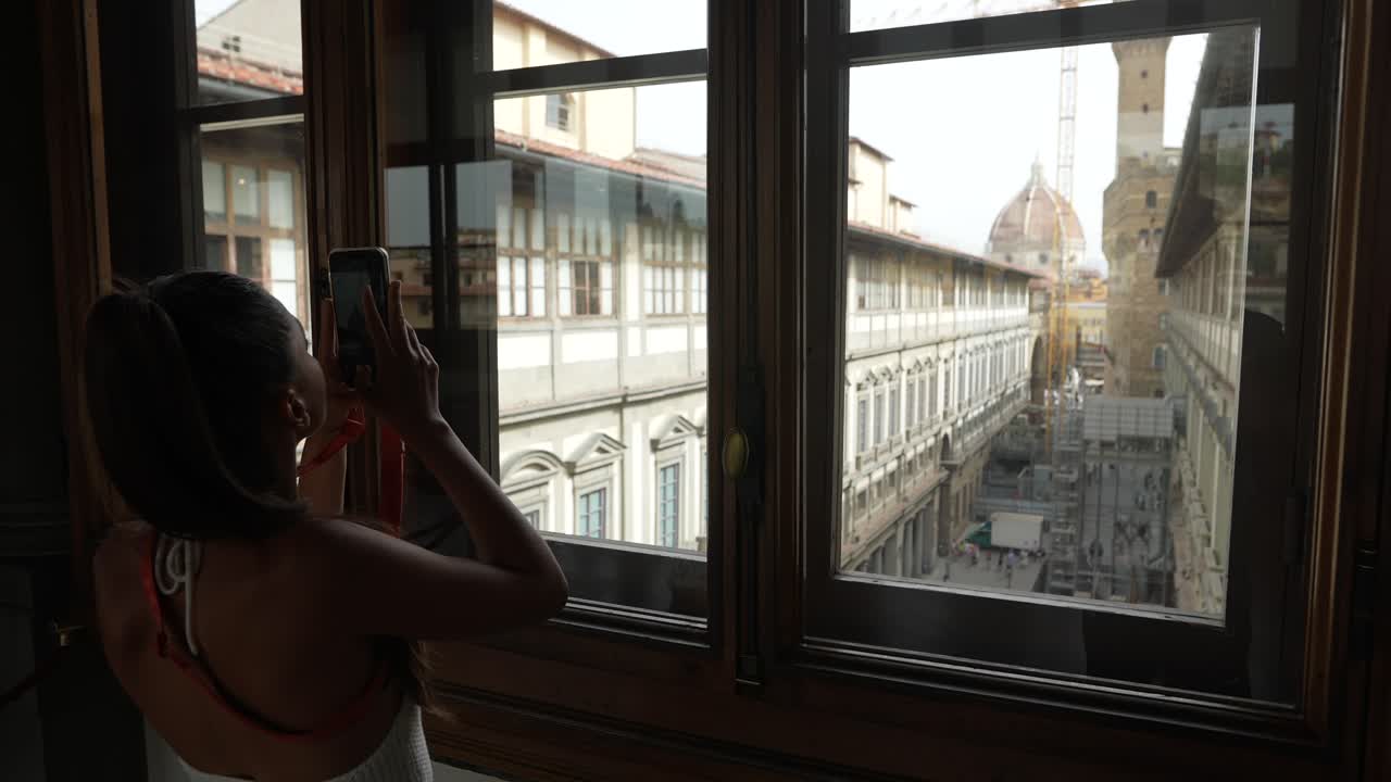 플로렌스 우피지 갤러리의 사진을 찍는 여성