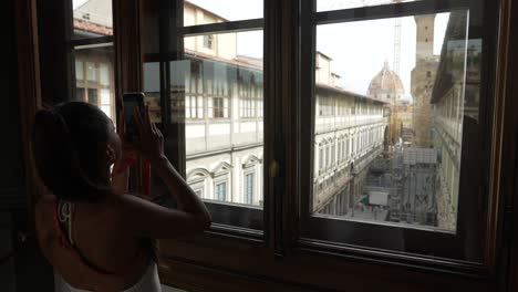 mujer tomando una foto de florence uffizi galería