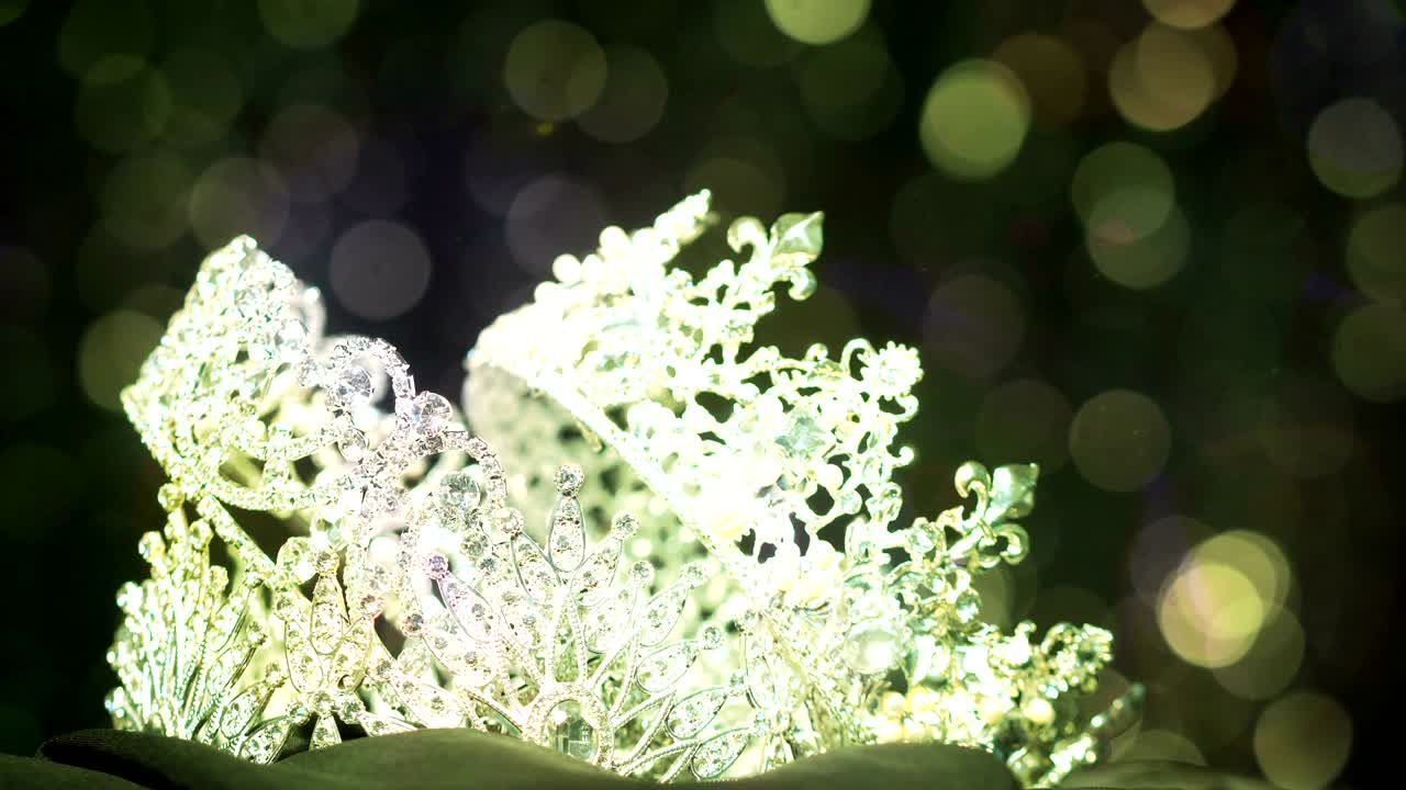 다이아몬드 왕관 경연 대회 배경