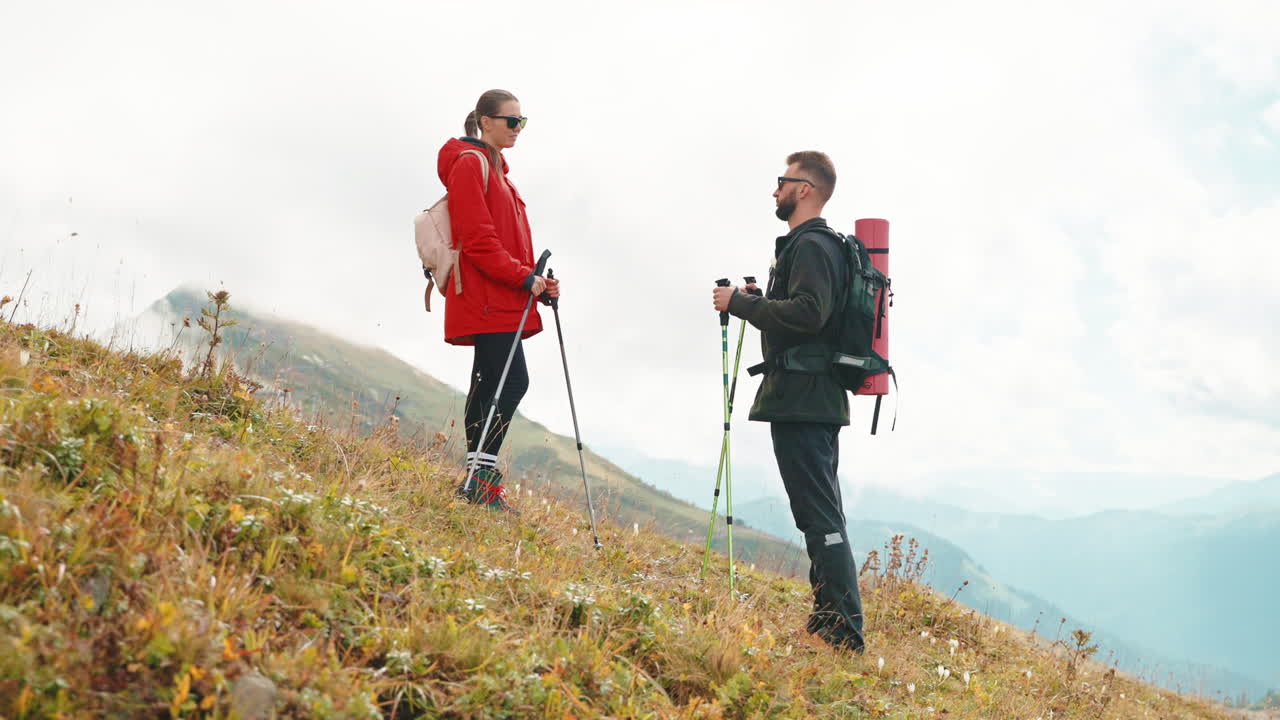 excursionistas disfrutando de una vista de la montaña