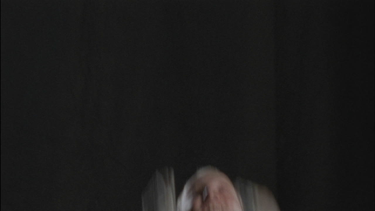 체조 선수가 뛰어올라 링을 잡습니다.