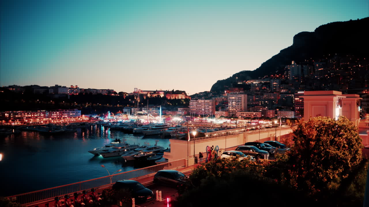 Vista aerea del Monte Carlo Yacht Show di sera con lo skyline della città sullo sfondo
