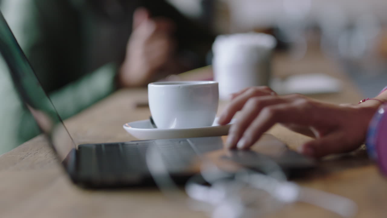 손을 고 노트북 컴퓨터를 사용하는 여성, 이메일 메시지를 타이핑하는, 온라인에서 일하는, 소셜 미디어에서 비즈니스 아이디어를 공유하는, 카페에서 휴식을 취하는