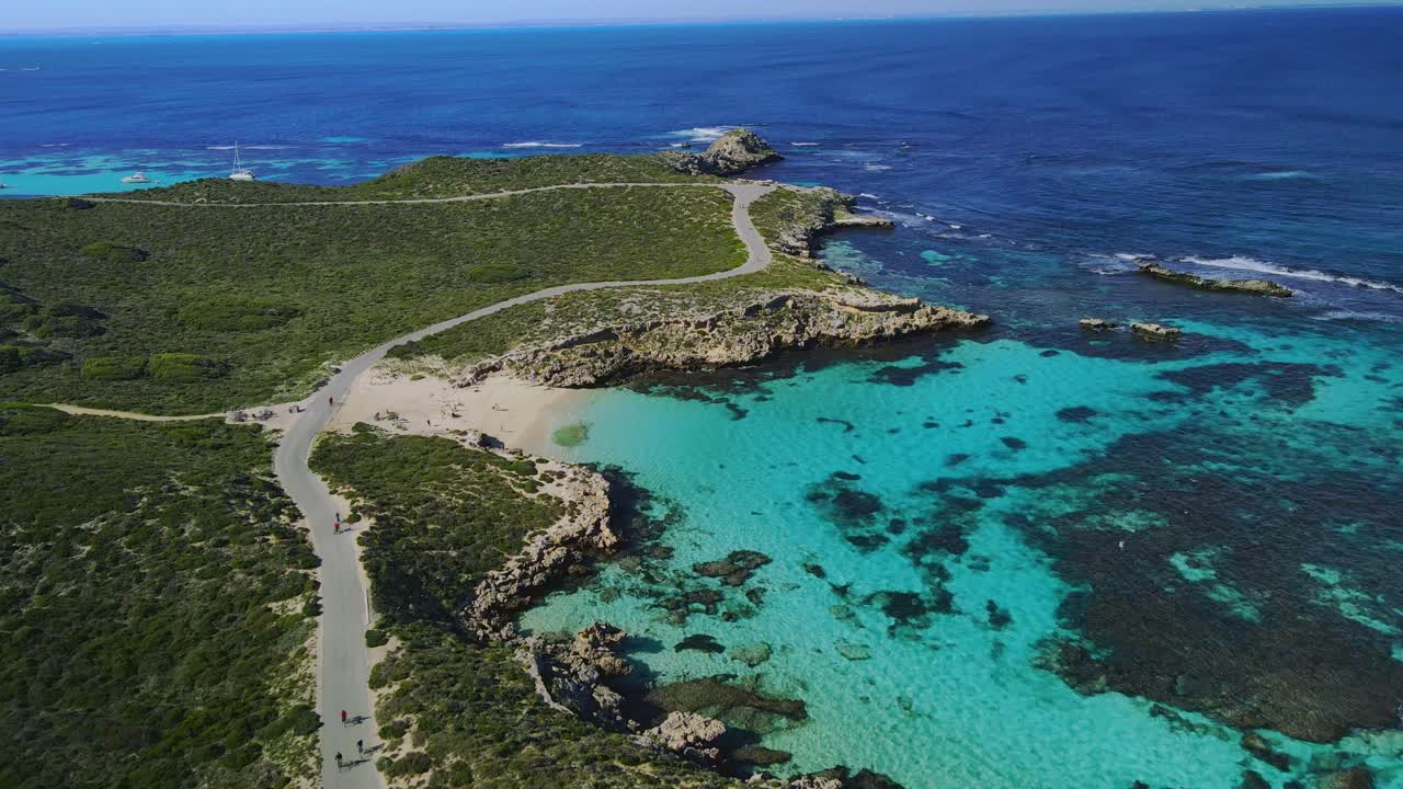 호주 로트네스트 섬의 살몬 베이에서 자전거 타는 사람들의 공중 사진 - 앞으로, 드론 촬영