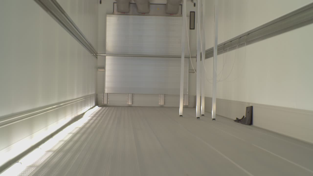 현대 화물 운송. 화물 내부의 은 깨한 준 트레일러. 뒷면 클로즈업