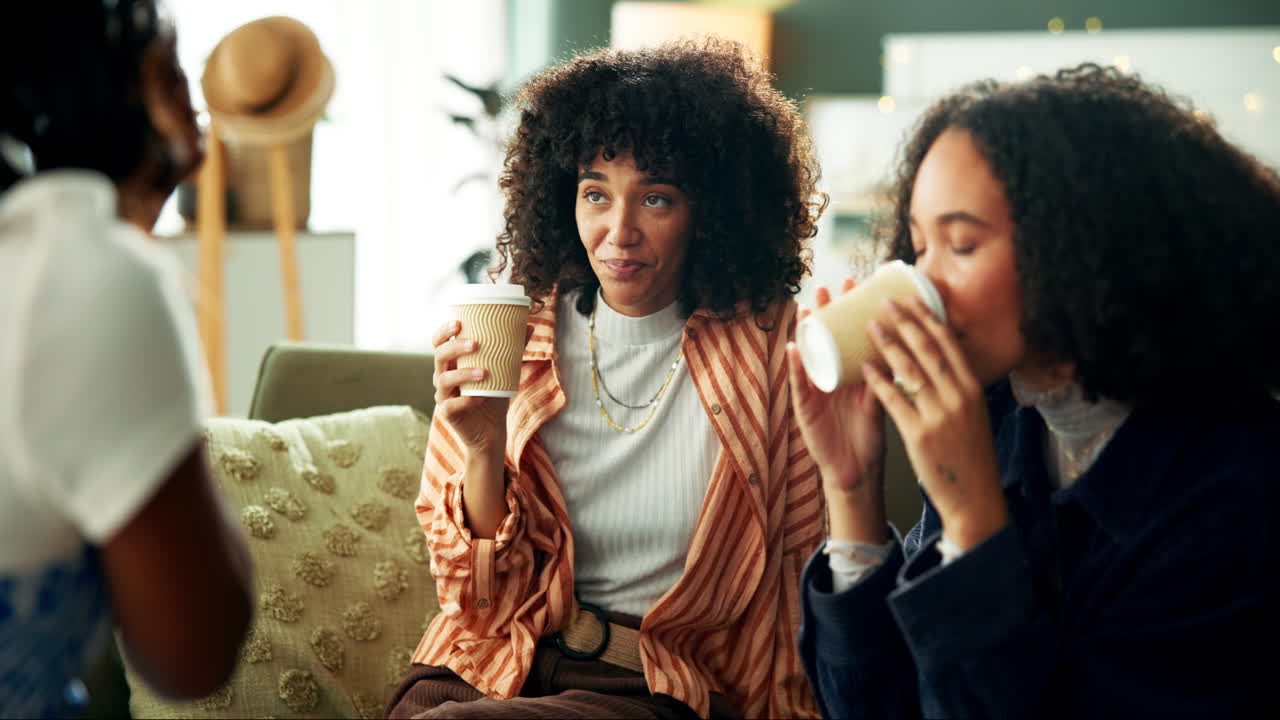 함께 커피를 즐기는 친구