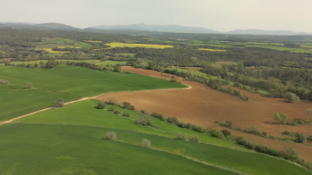 imágenes aéreas sobre campos cultivados mezclados con montañas naturales en el fondo industria petrolera de europa españa