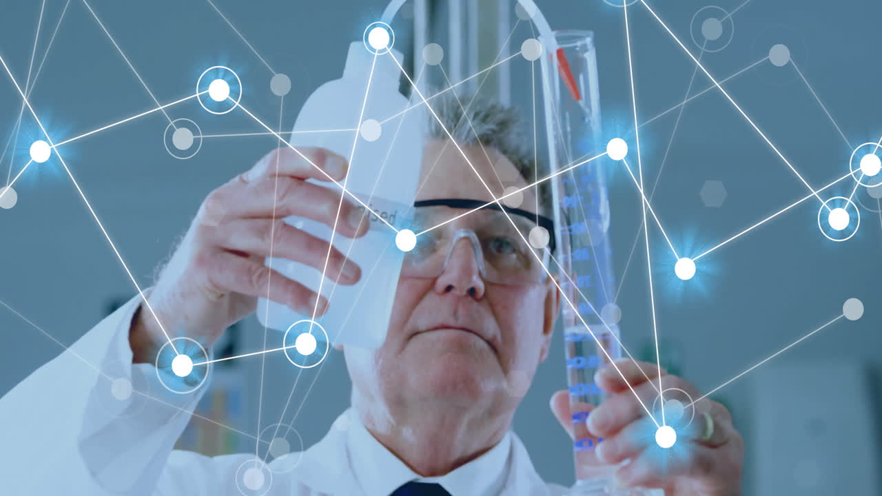 실험실에서 백인 남성 과학자에 대한 과학 데이터 처리의 애니메이션