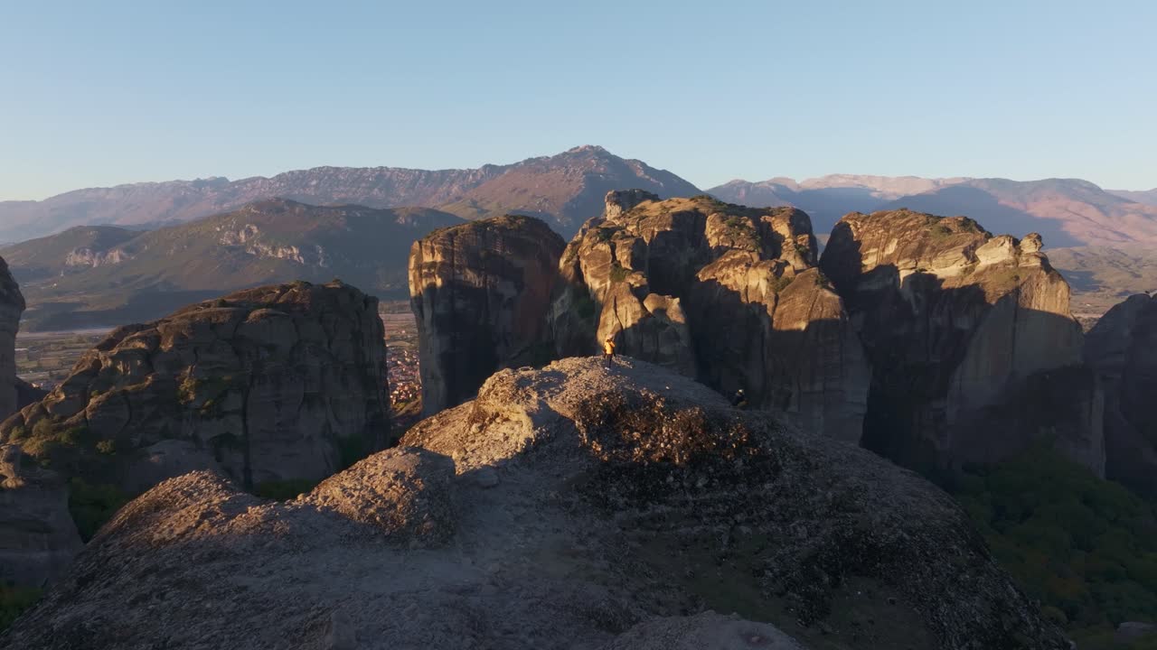 Flygfoto över Meteora-klostren i Grekland vid soluppgången på klippor
