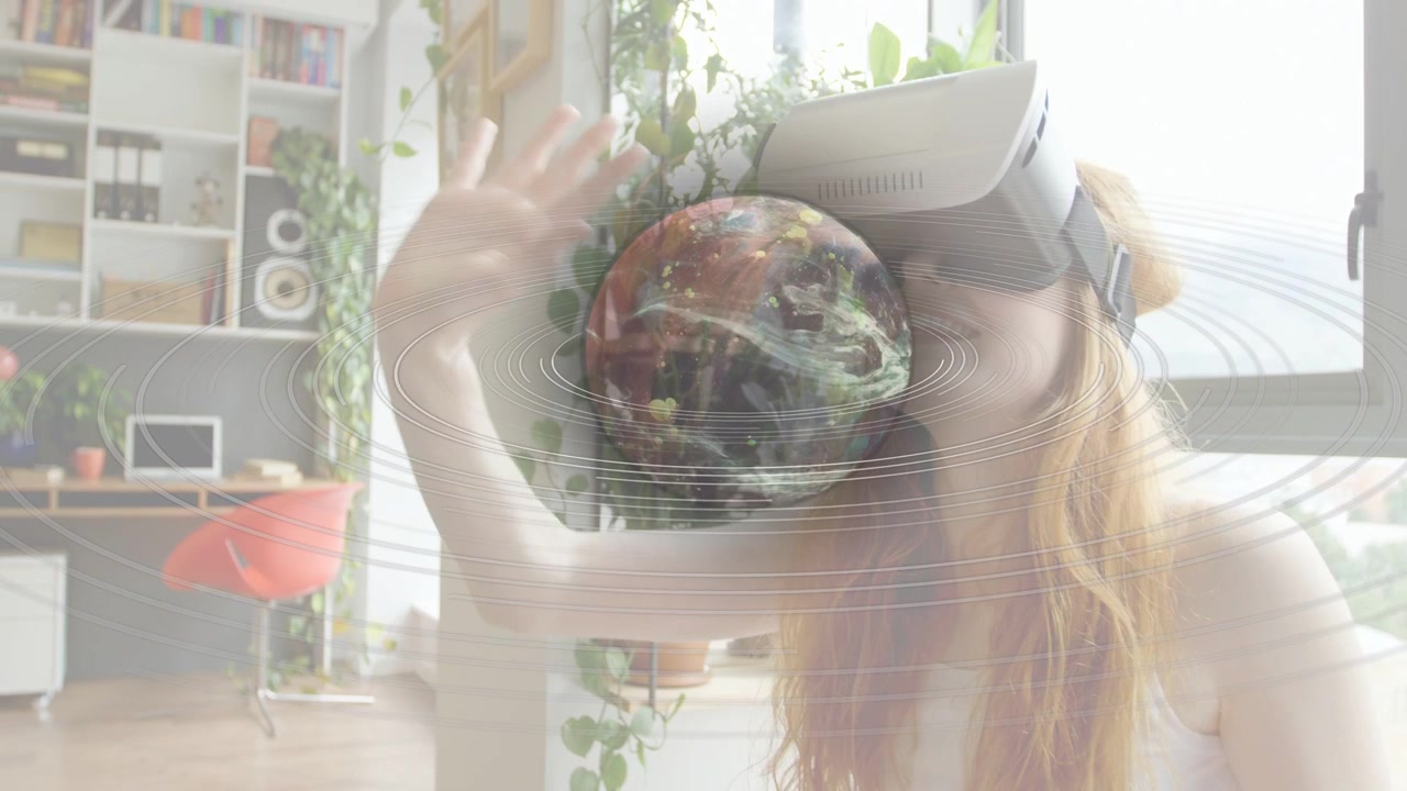 Donna che indossa un visore VR a casa, evocando un globo animato con orbite e manipolandolo per scopi tecnologici