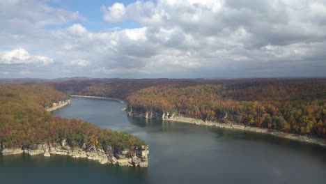 Aerial-dolly-shot-of-the-stunning-autumnal-woodlands-in-West-Virginia