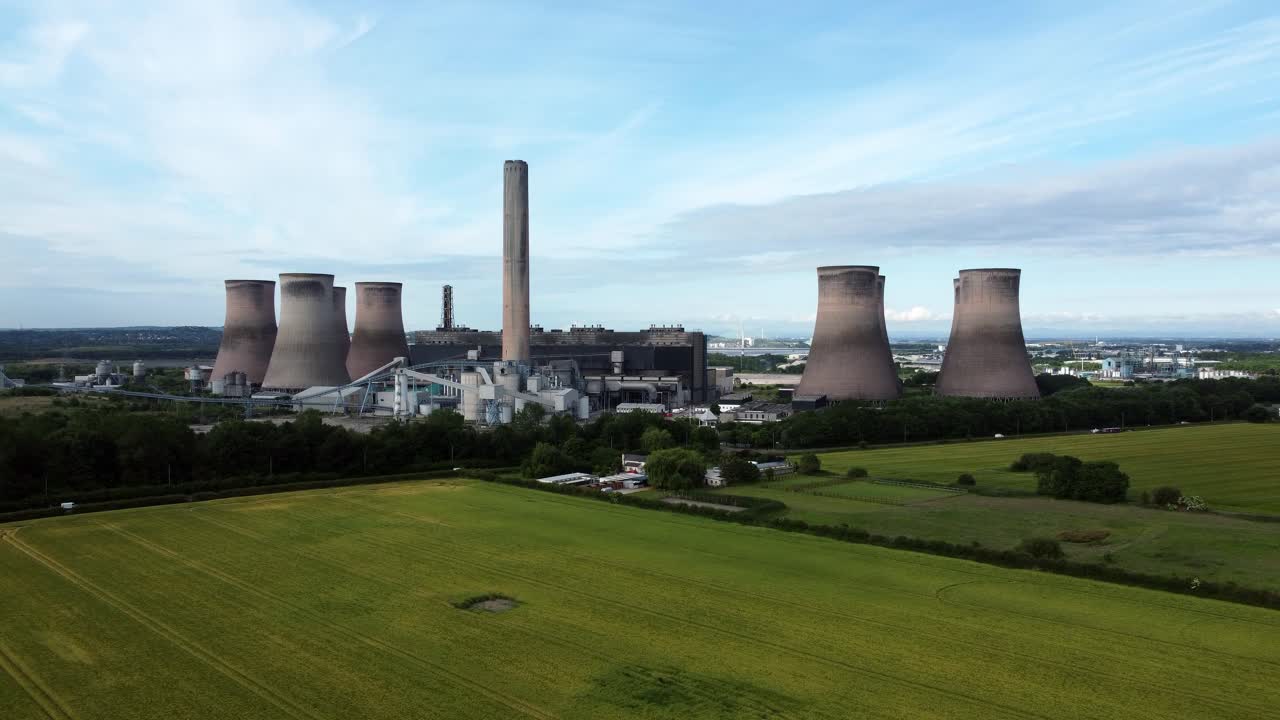 Centrale elettrica Fiddlers Ferry, vista aerea in ascesa delle torri di raffreddamento su campi agricoli coltivati