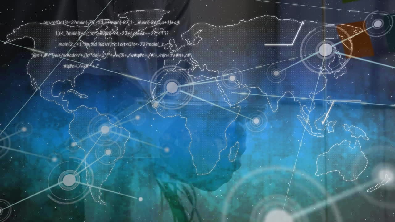 animación de procesamiento de datos y mapa del mundo sobre empresario afroamericano en el cargo.