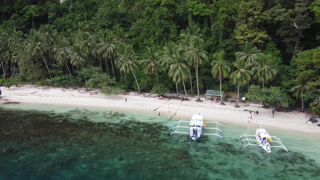 엘 니도 의 카드라오 섬 에 있는 파산디건 코브  ⁇  비치 에 도착 한 패키지 투어 보트