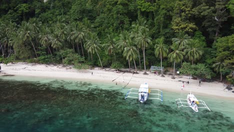 Pauschalreiseboote-Kommen-In-Pasandigan-Cove-Palm-Beach-Auf-Der-Insel-Cadlao,-El-Nido,-An-Und-Machen-Eine-Mittagspause