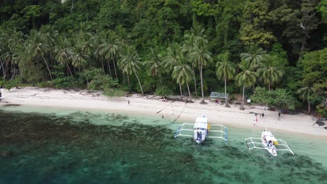 barcos turísticos que llegan a pasandigan cove palm beach en la isla de cadlao, el nido para una parada de almuerzo