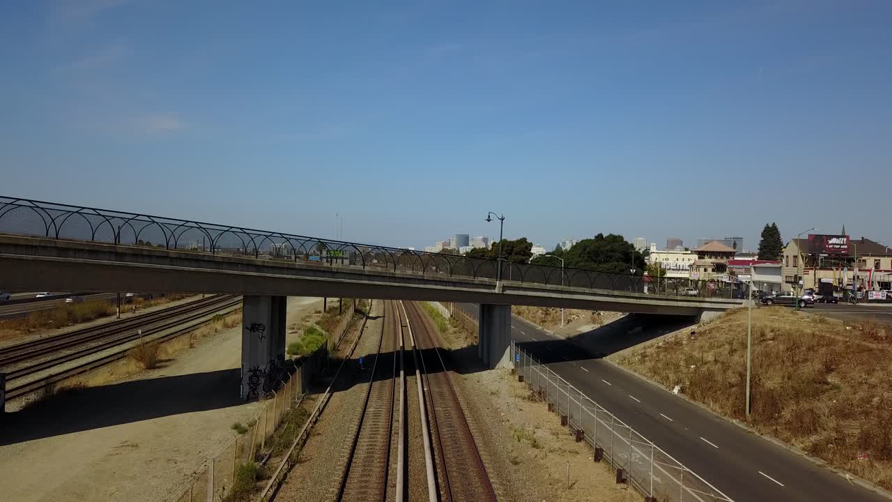vías de tren y una autopista en la ciudad