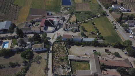 Luftaufnahme-Mit-Neigung-Nach-Oben-Auf-Eine-Kleine-Stadt-Im-Süden-Spaniens-Mit-Olivenfeldern